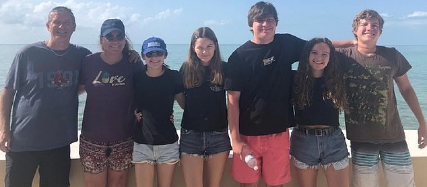 Μπαχάμες: Καρχαρίες κατασπάραξαν τουρίστρια μπροστά στα μάτια των γονιών της (φωτο)